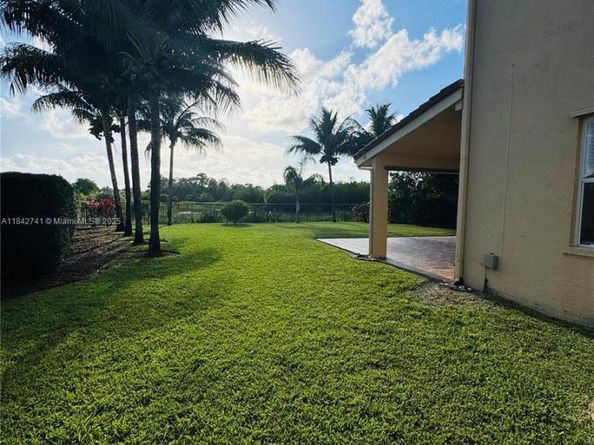 9083 Dupont Pl, Wellington FL 33414
