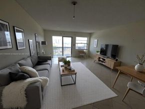 7620 Carlyle Ave 805, Miami Beach FL 33141
