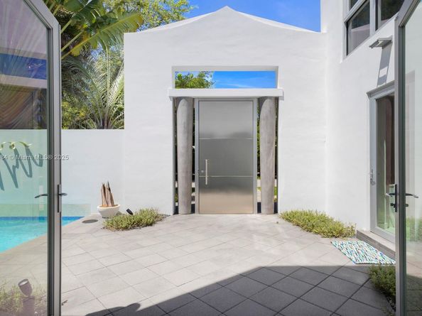 3175 Washington St, Miami FL 33133