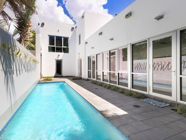3175 Washington St, Miami FL 33133
