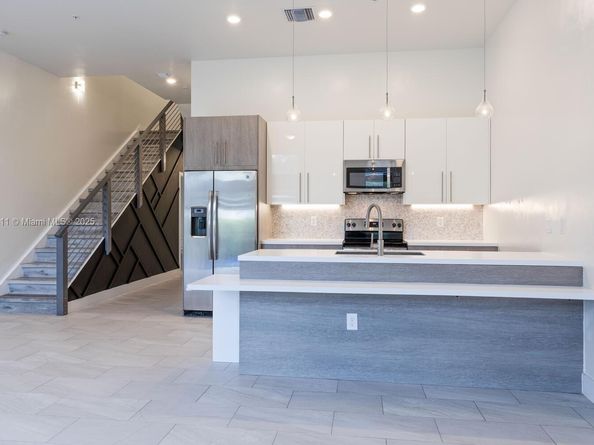 891 NW 45th Ter, Plantation FL 33317