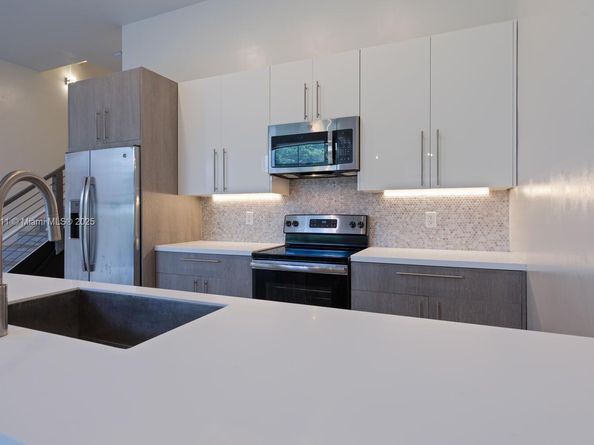 891 NW 45th Ter, Plantation FL 33317