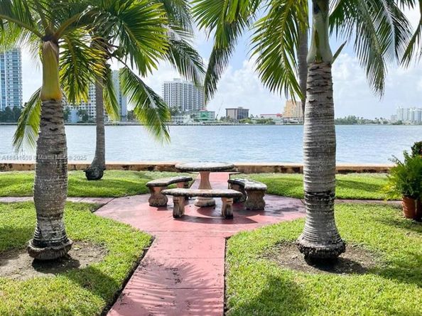 2160 Bay Dr 211, Miami Beach FL 33141