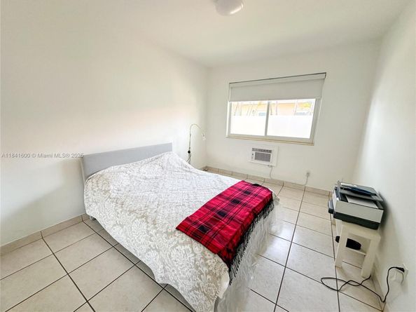 2160 Bay Dr 211, Miami Beach FL 33141