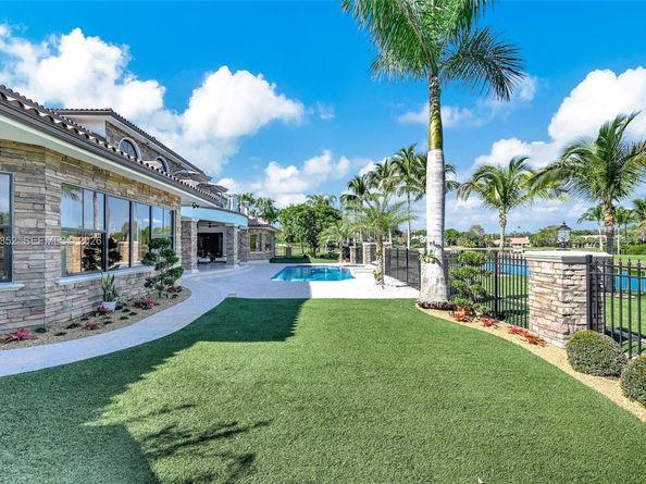 2905 Paddock Rd, Weston FL 33331