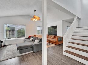 2747 Pinewood Ct, Davie FL 33328