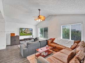 2747 Pinewood Ct, Davie FL 33328