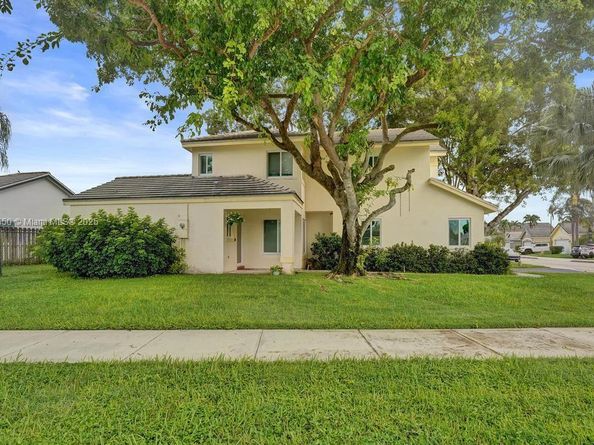 2747 Pinewood Ct, Davie FL 33328