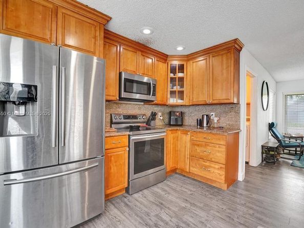 2747 Pinewood Ct, Davie FL 33328
