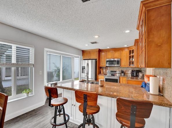 2747 Pinewood Ct, Davie FL 33328