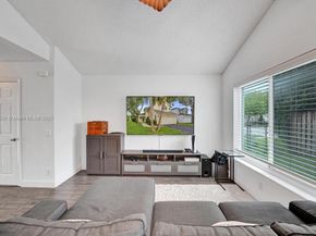 2747 Pinewood Ct, Davie FL 33328