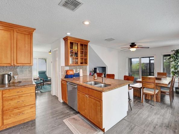 2747 Pinewood Ct, Davie FL 33328