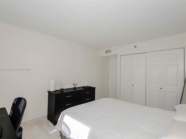 770 Claughton Island Dr 1914, Miami FL 33131