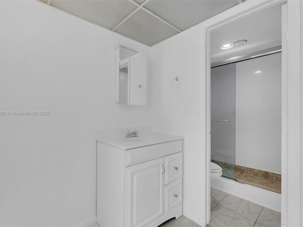 7300 NW 17th St 203, Plantation FL 33313