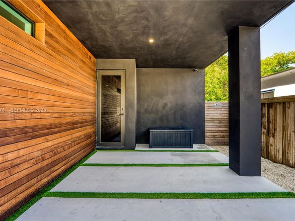 58 NW 52nd St, Miami FL 33127