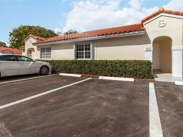 1411 Cottonwood Cir, Weston FL 33326