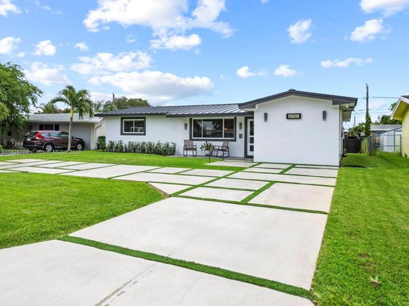 8790 NW 15th Ct, Pembroke Pines FL 33024