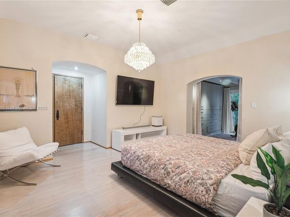 6350 Pinetree Dr, Miami Beach FL 33141