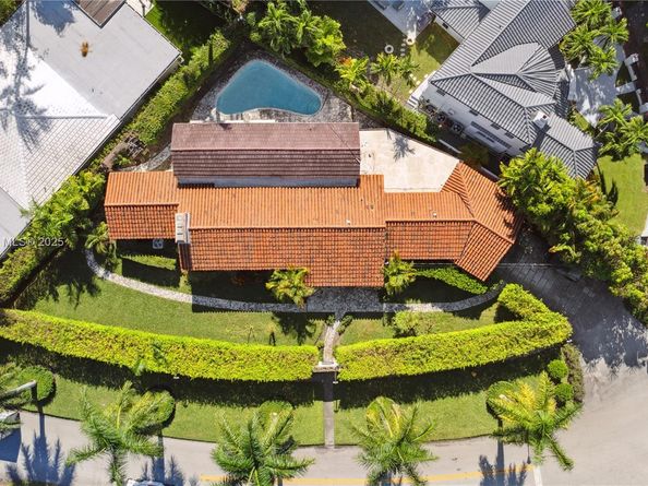 6350 Pinetree Dr, Miami Beach FL 33141