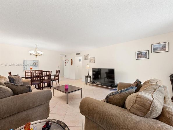 1001 NE 14th Ave 207, Hallandale Beach FL 33009
