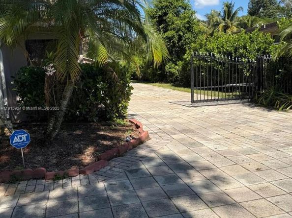 5461 W Broward Blvd, Plantation FL 33317