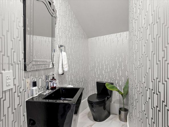 285 Carabela Ct, Coral Gables FL 33143