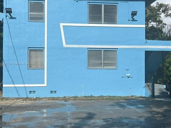 1565 SW 6th St, Miami FL 33135