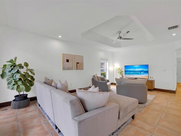 7301 NW 107th Pl, Doral FL 33178