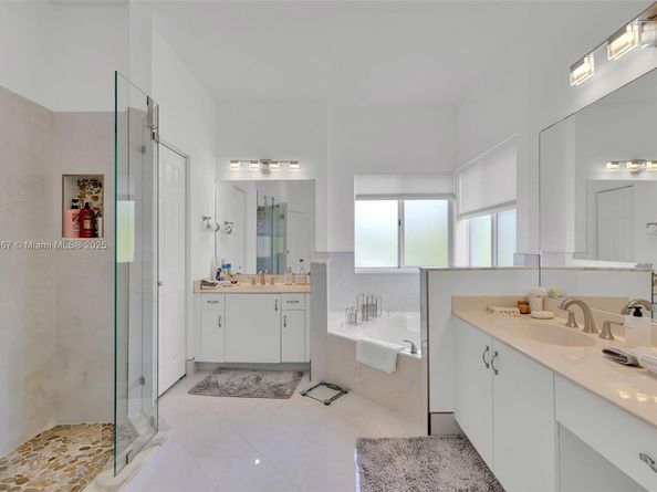 7301 NW 107th Pl, Doral FL 33178
