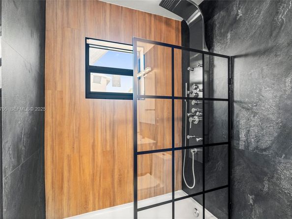 1121 NW 57th St, Miami FL 33127