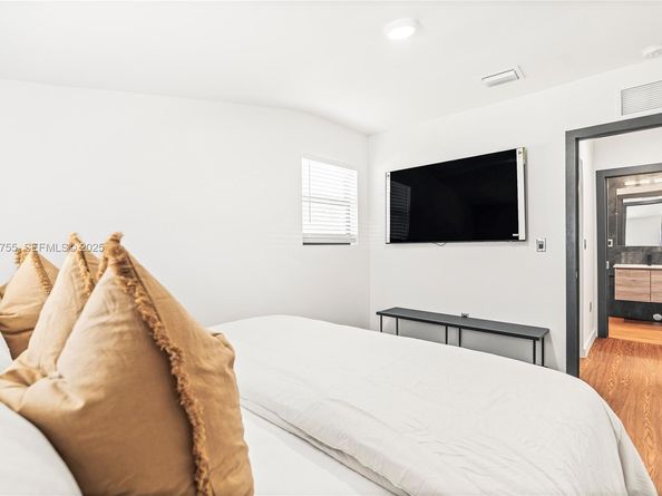 1121 NW 57th St, Miami FL 33127