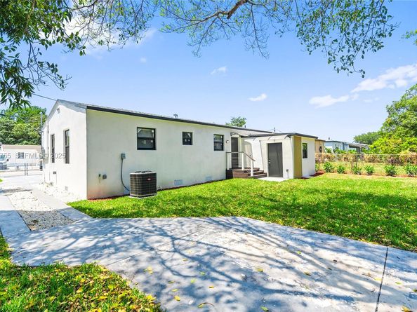 1121 NW 57th St, Miami FL 33127