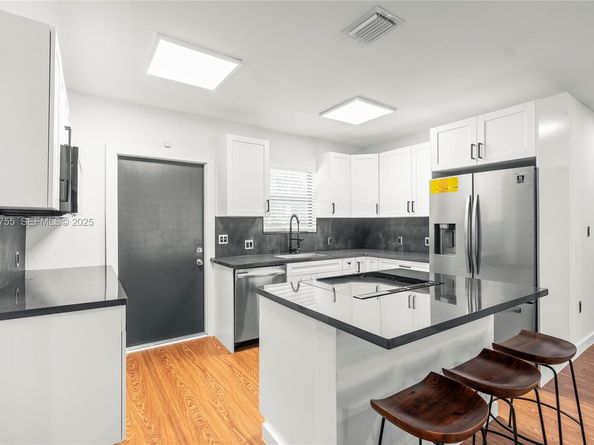 1121 NW 57th St, Miami FL 33127