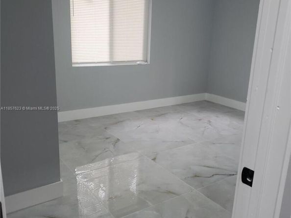 270 NE 162nd St, Miami FL 33162
