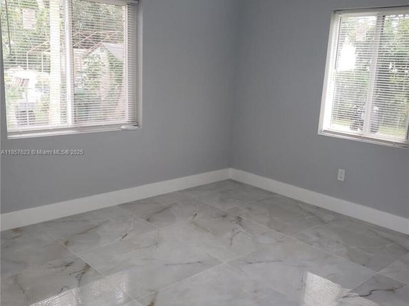 270 NE 162nd St, Miami FL 33162
