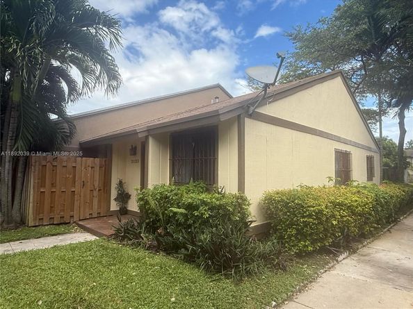 21133 NE 4th Ct, Miami FL 33179