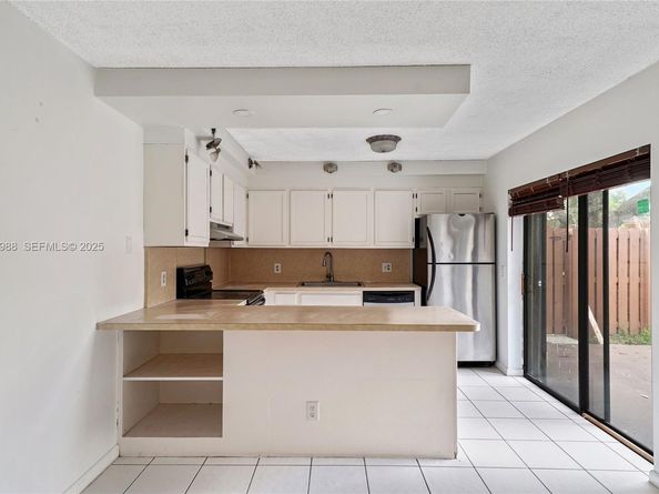 2565 Garden Ct, Cooper City FL 33026