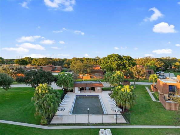 2565 Garden Ct, Cooper City FL 33026