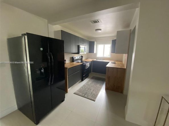 1438 NW 27th St, Miami FL 33142