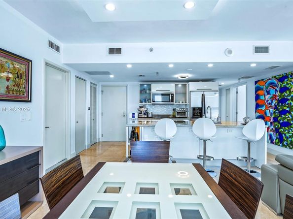 185 SW 7th St 2911, Miami FL 33130