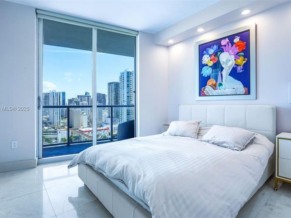 185 SW 7th St 2911, Miami FL 33130