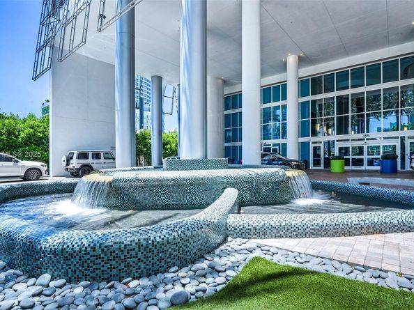 185 SW 7th St 2911, Miami FL 33130