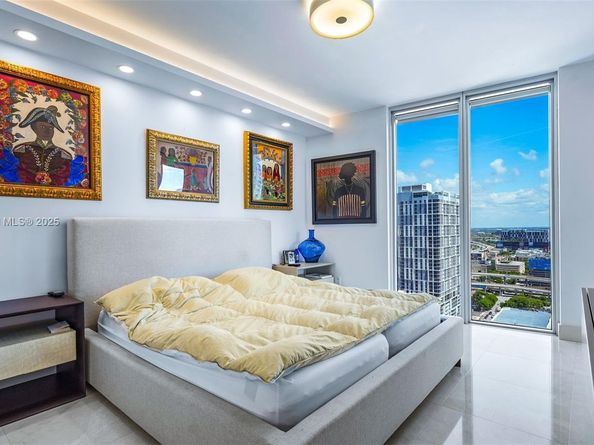 185 SW 7th St 2911, Miami FL 33130