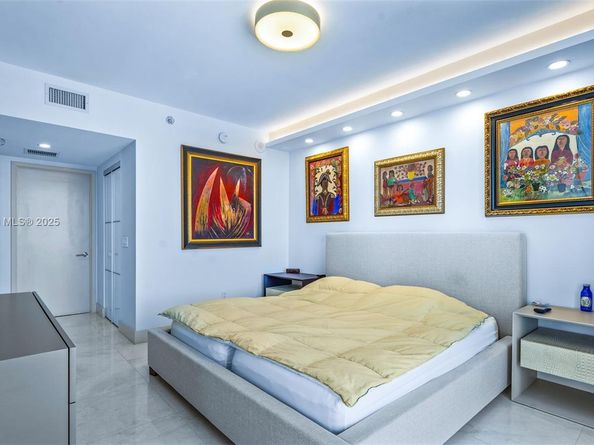 185 SW 7th St 2911, Miami FL 33130