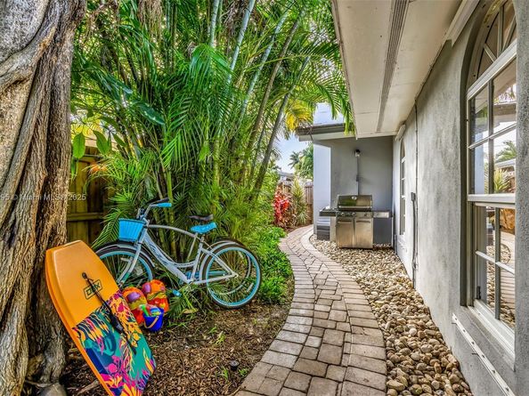 2004 NE 17th Way, Fort Lauderdale FL 33305