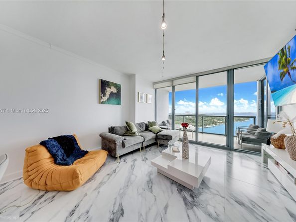 601 NE 36th St 1909, Miami FL 33137