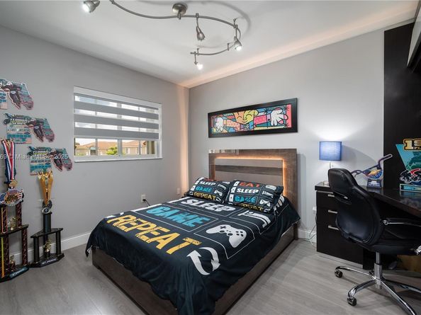 15863 SW 71st St, Miami FL 33193
