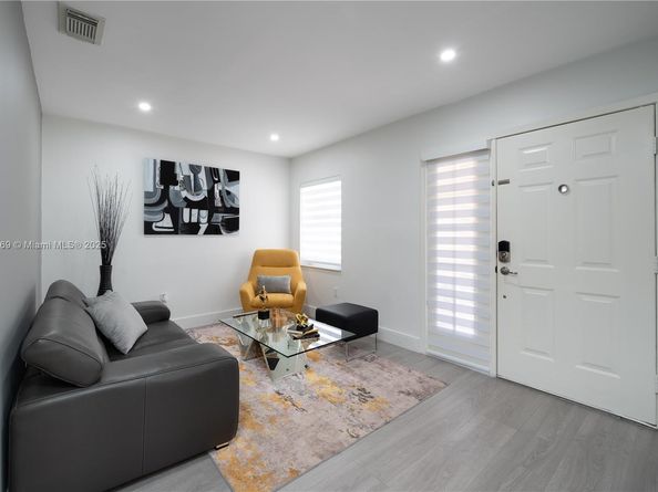 15863 SW 71st St, Miami FL 33193