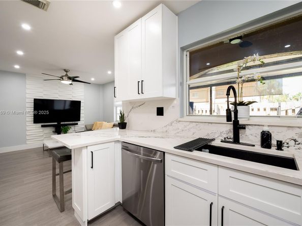 15863 SW 71st St, Miami FL 33193