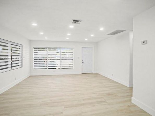 770 NW 38th St, Oakland Park FL 33309